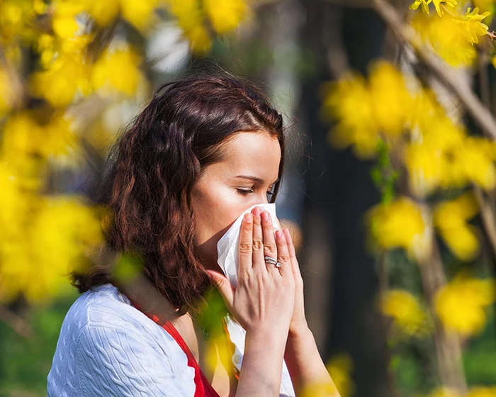 Mujer con síntomas de alergia al polen en primavera