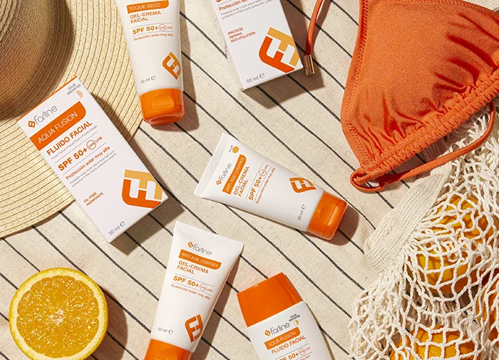 Protectores y cremas solares faciales Farline SPF 50+ junto a accesorios de verano.
