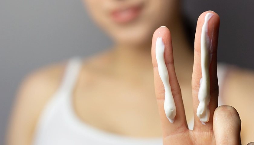 Cantidad adecuada de protector solar facial.webp