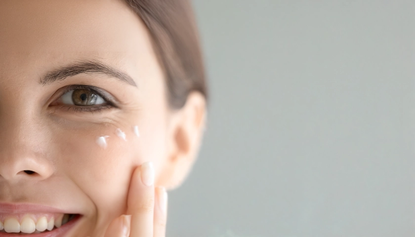 Contorno de ojos con cafeína o con péptidos de Farline aplicados en la zona periocular.webp