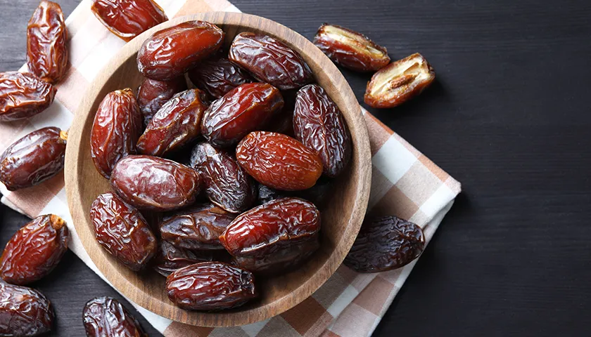 datiles_en_cuenco_y_mesa.webp