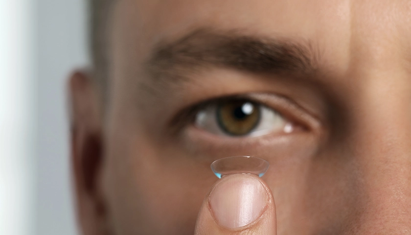 hombre_se_quita_lentilla_despues_de_dormir.webp