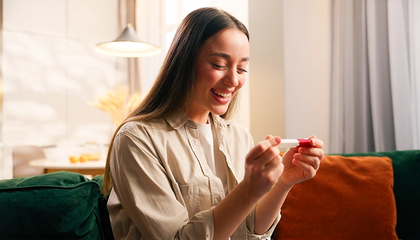 mujer_con _test_de_embarazo_positivo.webp