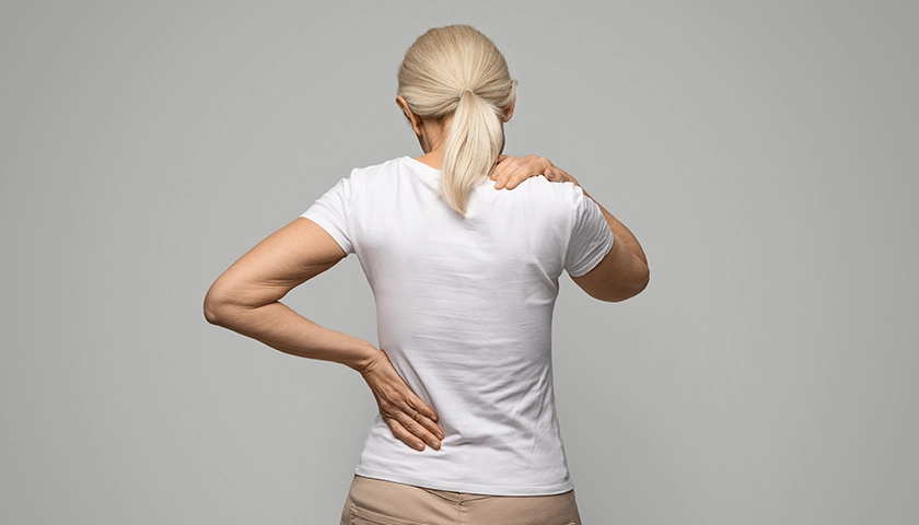 mujer_con_dolor_lumbar_y_cervical.webp