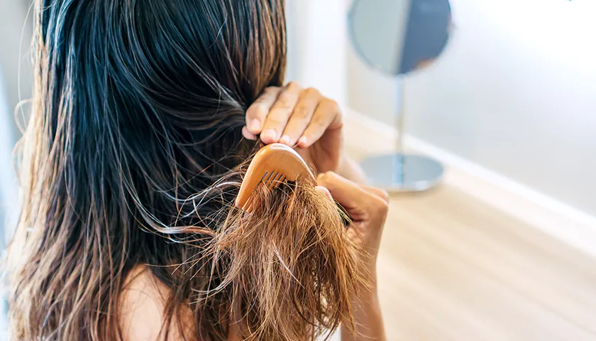 mujer_con_pelo_enredado.webp