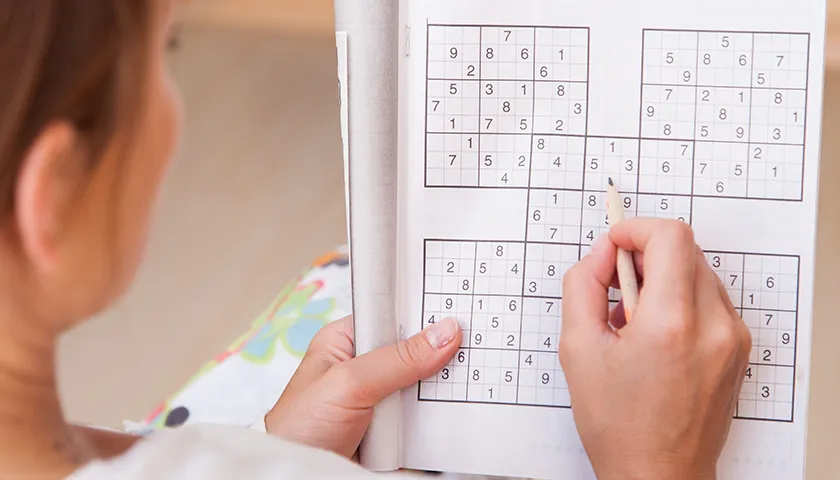 mujer_haciendo_sudoku.webp