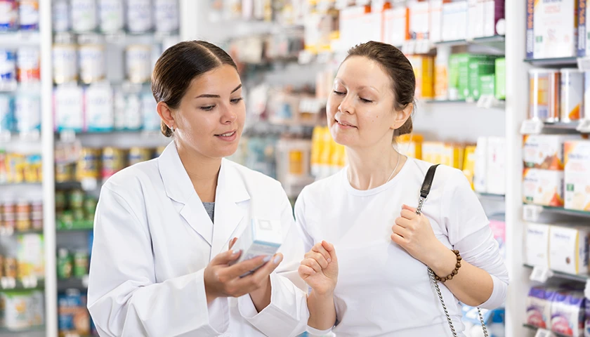 mujer_preguntando_a_farmaceutica_por_pruducto_sequedad_vaginal.webp