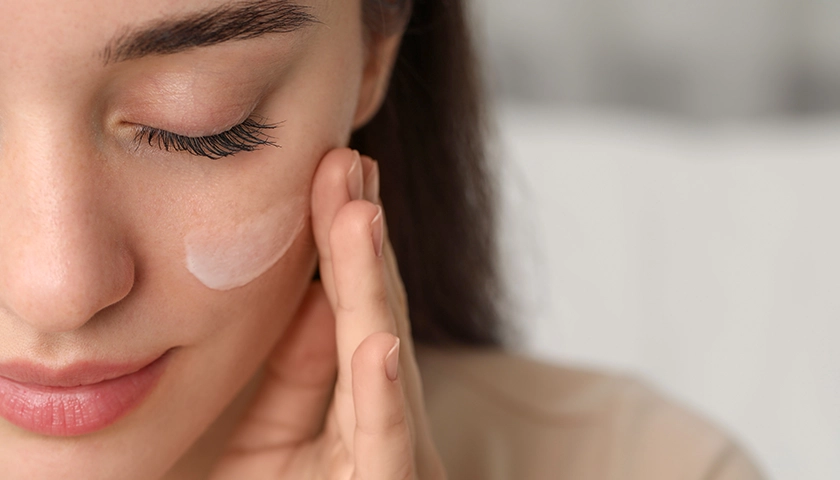 mujer_protector_solar_facial.webp