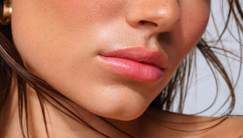 Primer plano de un maquillaje natural con pocos productos..webp